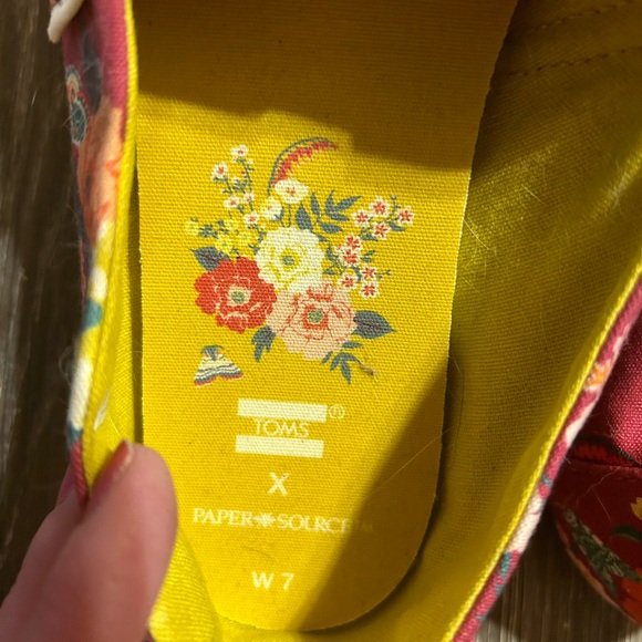 Toms - Picture 2 of 3